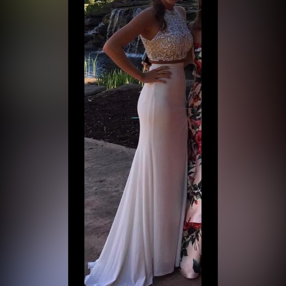 White Beaded Two Piece
ONLY WORN ONCE 
No flaws 
Yoga Pant material - Picture 2 of 4